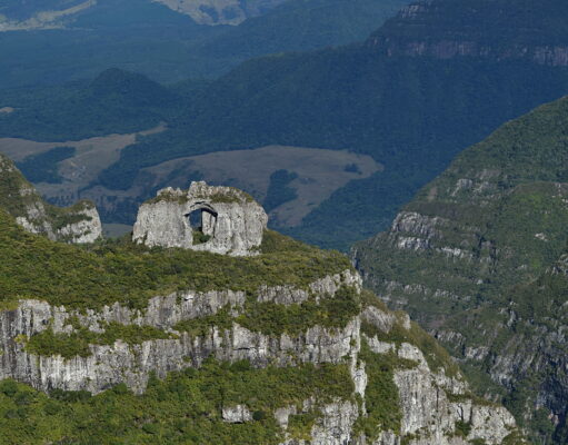 Morro da Igreja e Pedra Furada: O encontro entre o céu e a terra na Serra Catarinense
